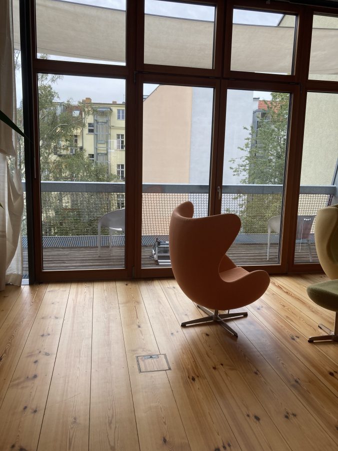 Helles Zimmer mit Holzboden und großem Fenster — das WG-Zimmer, das durch eine innere Eingebung gefunden wurde