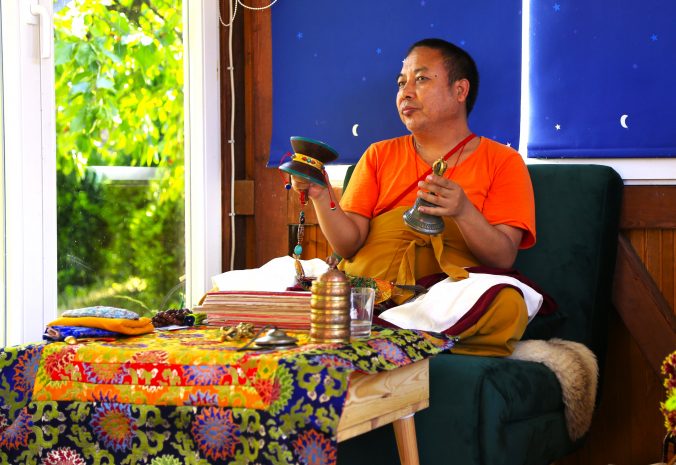 Rinpoche mit Glocke und Dorje bei der Einweihungszeremonie von Pema Choling