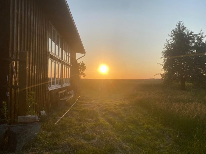 Sonnenuntergang hinter der Werkstatt des Pfarrhofs von Dewitz