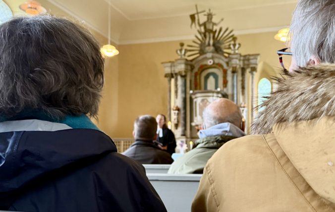 Gottesdienst zu Herrentag in der historischen Kirche beim Pfarrhof Mecklenburg